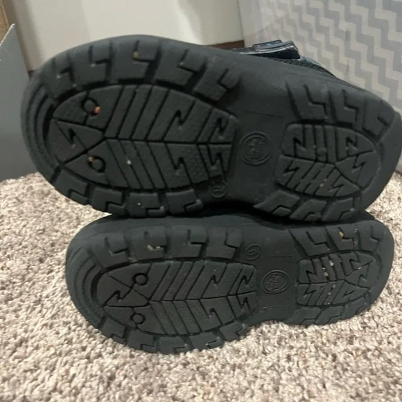 Toddler size 9 snow boots - Picture 3 of 8